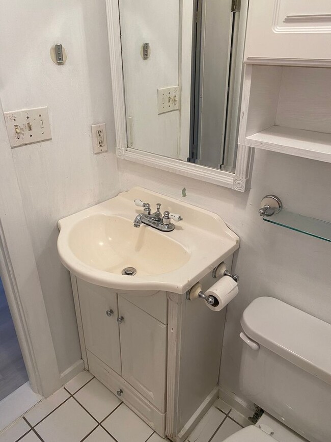 Building Photo - Recently updated - 4 Bedroom, 1 bath home ...