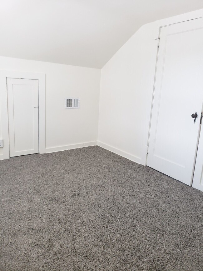 Building Photo - 302 Miles Ave