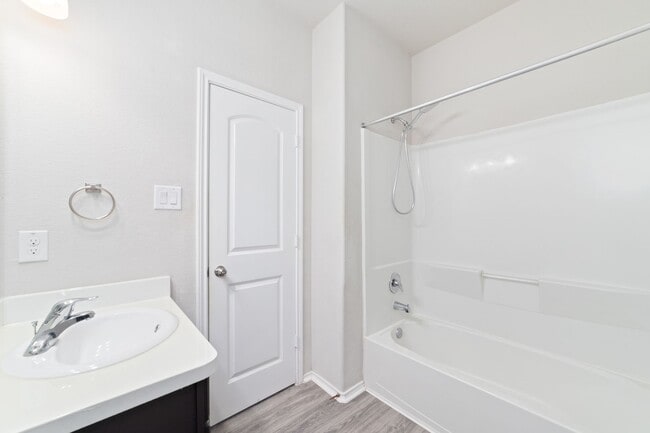Building Photo - 6123 Yesenia St