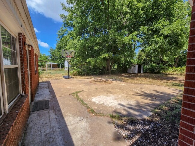 Building Photo - 3 Bedroom 2 Bath brick home in Shawnee