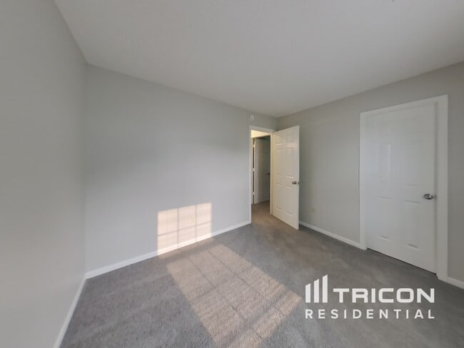 Building Photo - 1322 Thomas Dr