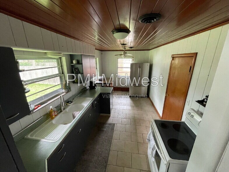 Building Photo - 2920 Highwoods Dr E