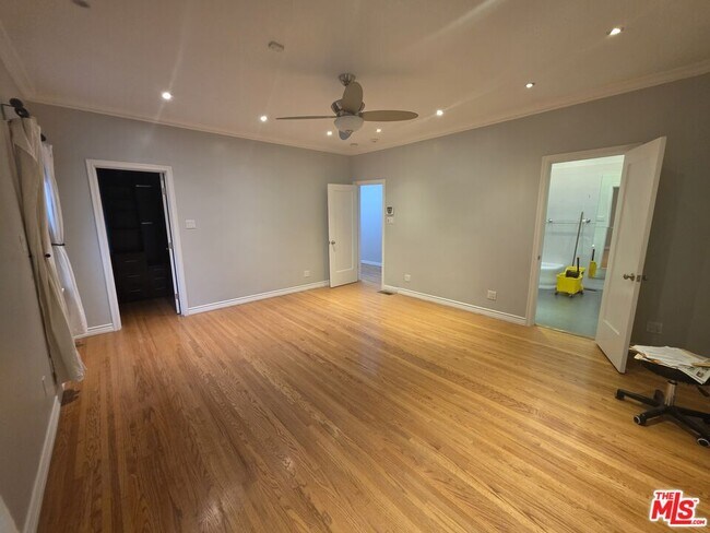 Building Photo - 939 S Ogden Dr