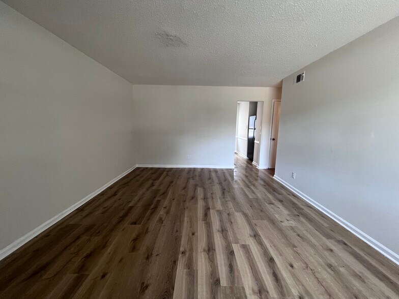 Building Photo - 6 Oak Forest Ln