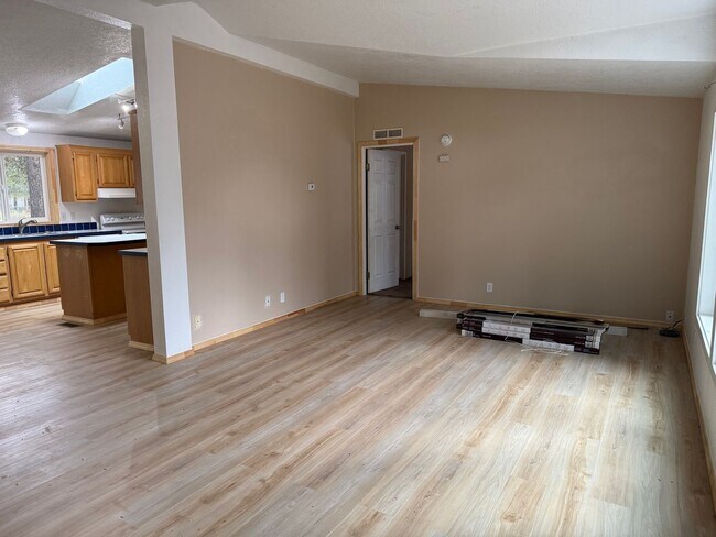 Building Photo - Open floor plan-Lots of upgrades