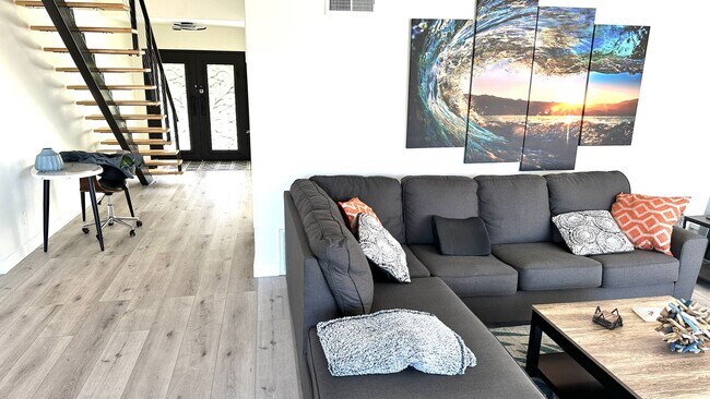 Building Photo - Stunning Newly Renovated 3BD/2.5BA Luxury ...