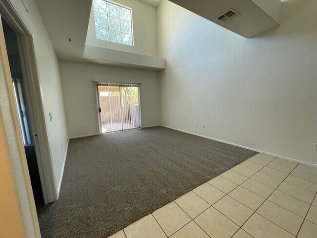 Building Photo - READY TO TOUR! Spacious 4 Bed 2 Bath Home in Phoenix