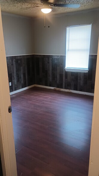 Back bedroom. - 1406 Greenwood Ave