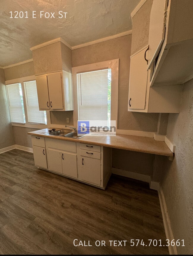 Building Photo - 1201 E Fox St