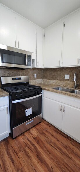 Building Photo - 210 E 29th St