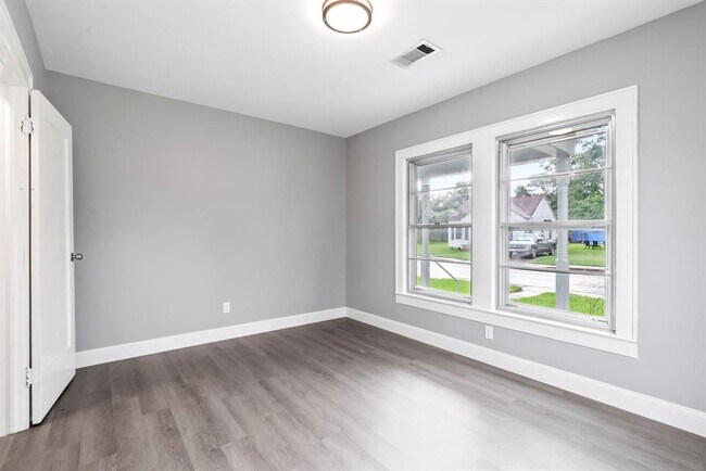 Building Photo - 1313 Elm St