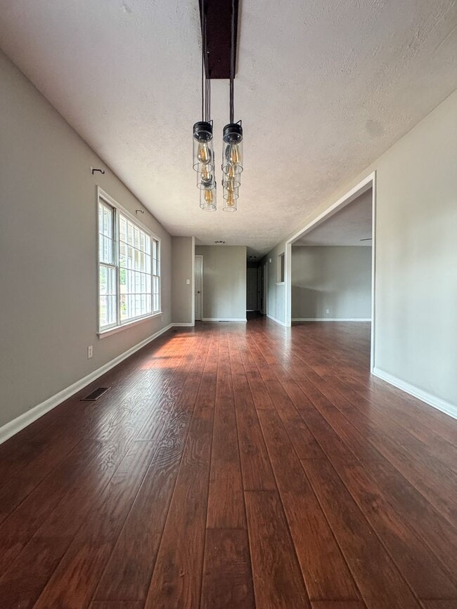 Building Photo - Charming 3 Bed 2 Bath Home with Fenced Yard