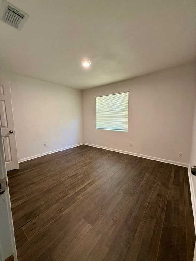 Building Photo - Cozy 2 Bedroom Duplex On a quiet tree lined Street.