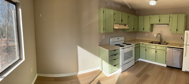 Building Photo - 2 Bedroom 1 Bath Condo with Private Deck in Hunters Chase