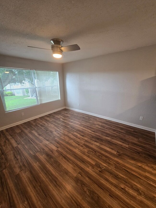 Building Photo - 1BR / 1BA Condo For Rent  - Move in specia...