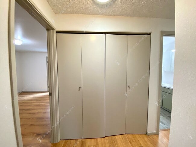 Building Photo - A Rare Find: Expansive NE Bend Home with E...