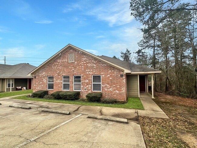 Building Photo - 3 Bedroom 2 Bath Duplex at Mansion Creek in Tyler! 1/2 off first full months rent