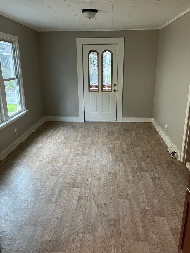 Building Photo - Remodeled Eastwood 3 bedroom