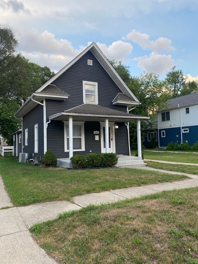 Building Photo - Beautiful new exterior on classic Harters Heights 4 bedroom (3 full baths) blocks from ND.