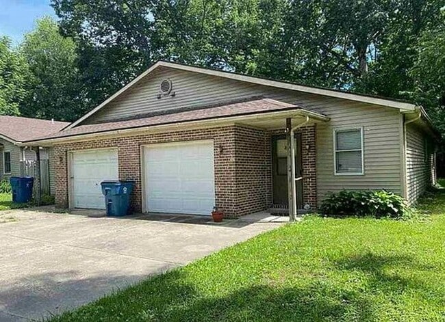 Building Photo - 2 Bedroom Duplex w/Attached Garage & Pets Welcome!