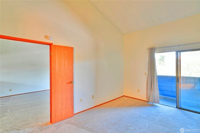 Building Photo - Spacious 2-Bed, 2-Bath Condo in Prime Ever...