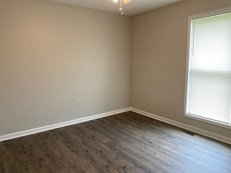 Building Photo - 61 Randi Dr
