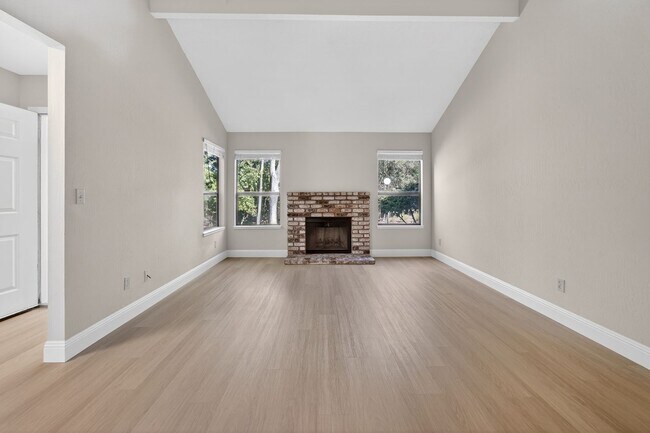 Building Photo - Newly Renovated 3/2.5 bath End-Unit Townhome with Vaulted Ceilings – Minutes to I-680 & Downtown!