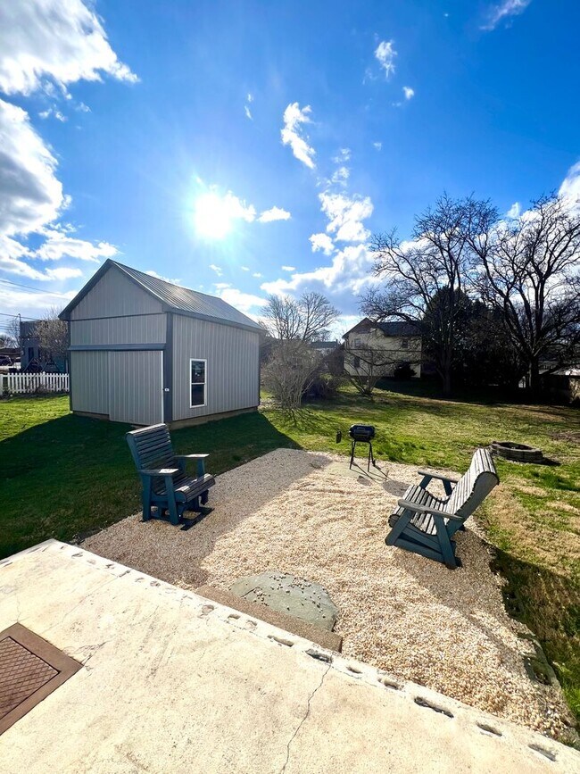 Building Photo - Spacious 3BR Home with Large Yard, Private Driveway & Storage