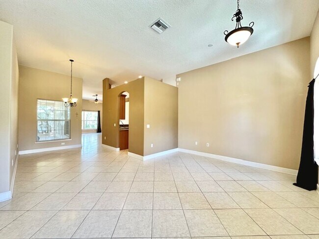 Building Photo - 4 Bedroom / 2 Bath Home in Royal Trails