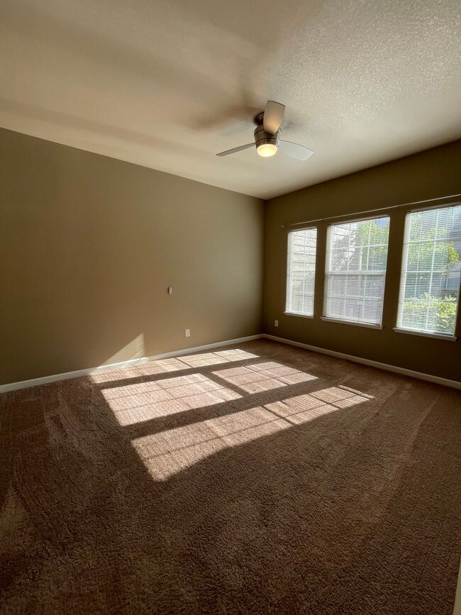 Building Photo - Charming Main Floor Condo in Water Valley