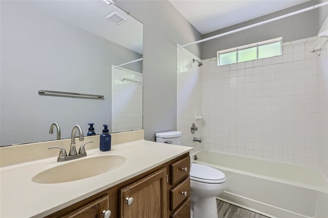 Building Photo - Charming 3/2/2 with Private Fenced Backyard!