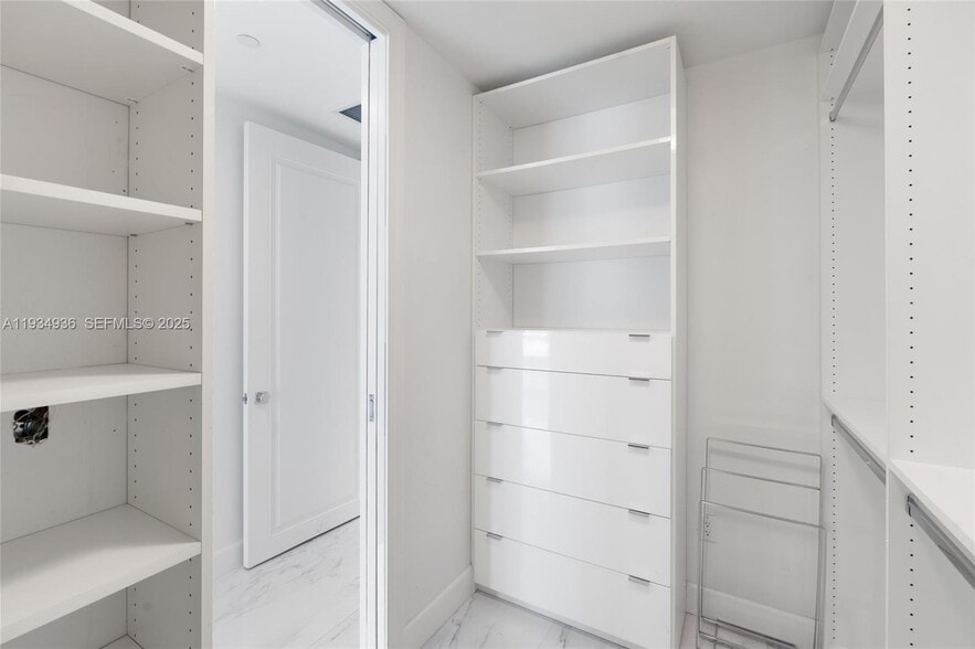 Building Photo - 1425 Brickell Ave