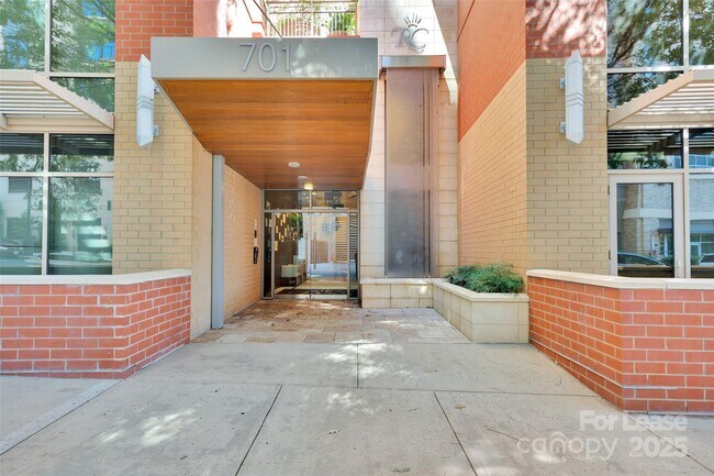 Building Photo - 701 Royal Ct