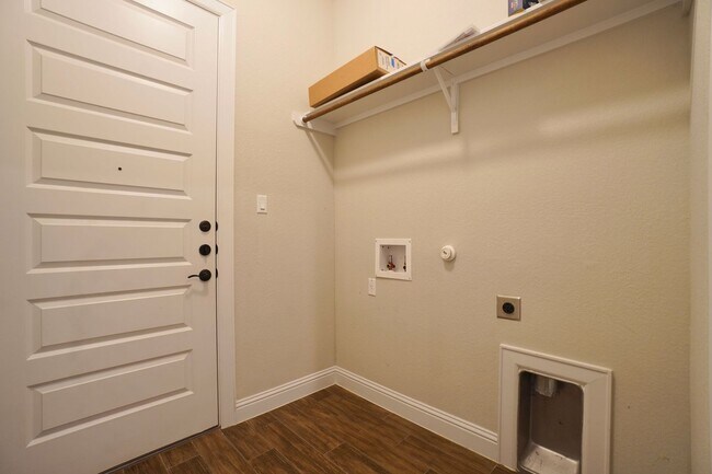Building Photo - 6650 Verona Pl