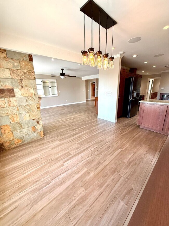 Building Photo - Coveted Highpoint Property