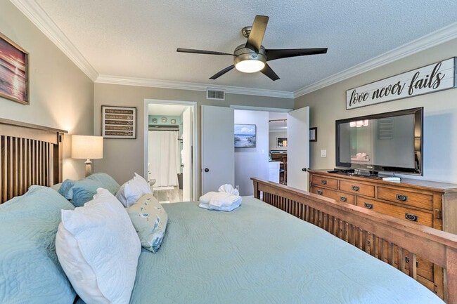 Building Photo - 6141 Bahia Del Mar Blvd S