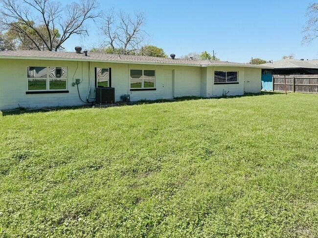 Building Photo - 427 Wood St