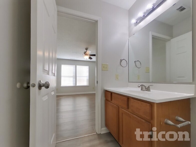 Building Photo - 1039 Central Park Blvd S