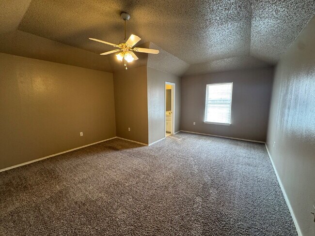 Building Photo - Captivating Townhome in Whisperwood