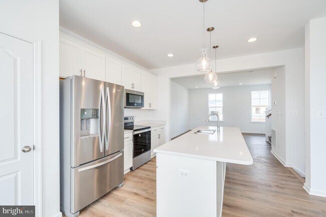 Building Photo - 301 Hillsdale Pl