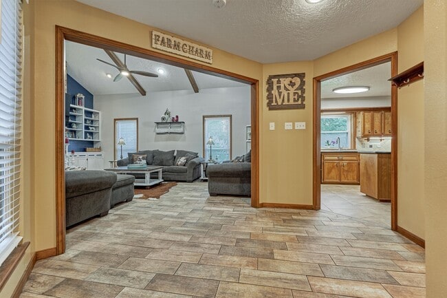 Building Photo - 660 Hillcrest Dr