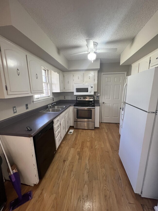 Building Photo - 2900 Moss Spring Dr