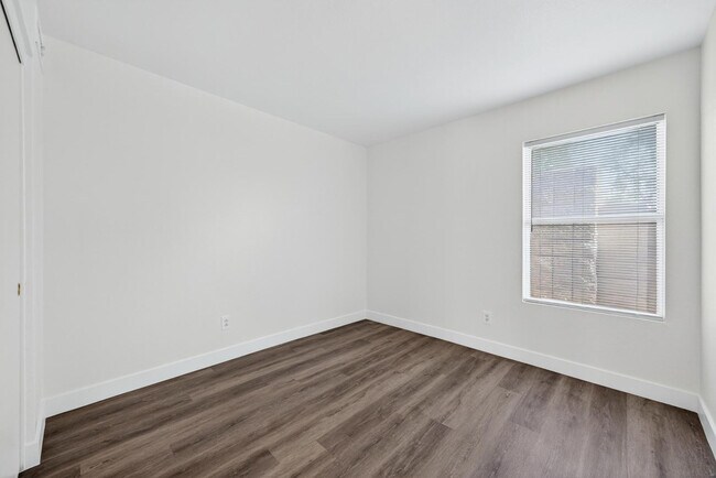 Building Photo - 2481 S Karen Dr