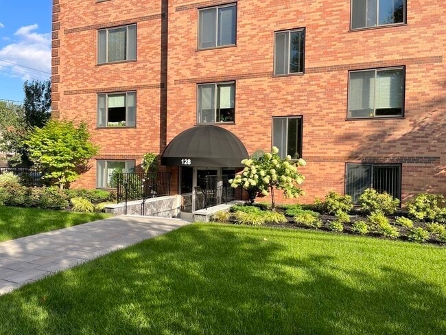 Building Photo - 128 Pleasant St