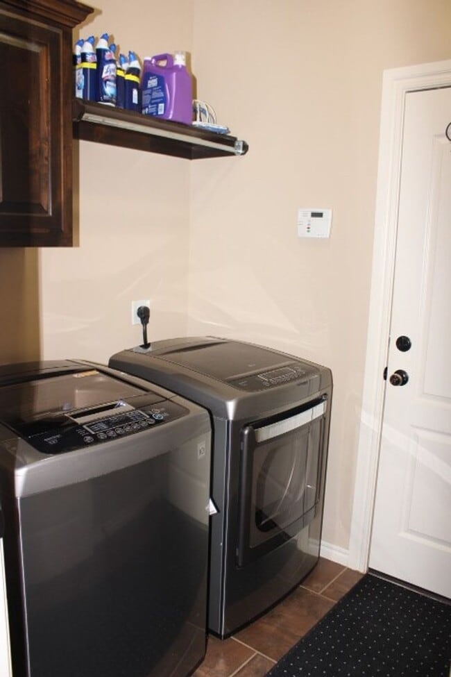 Building Photo - Fantastic home located in West Hill