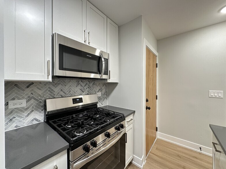 Building Photo - 531 W Aldine Ave