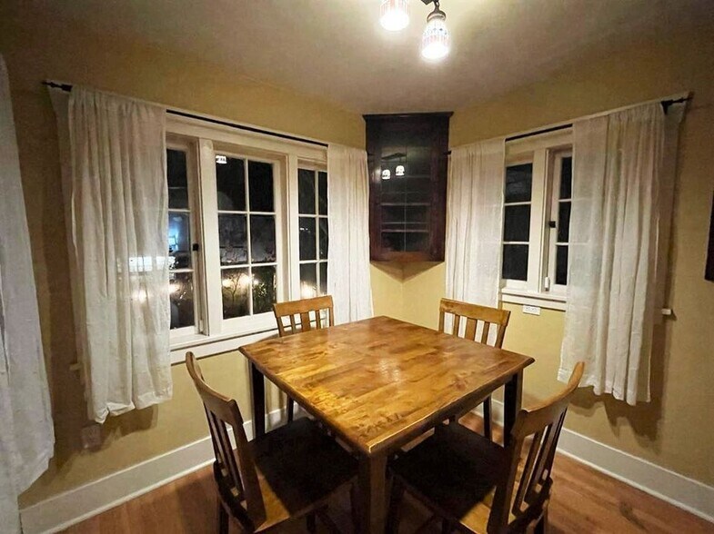 Building Photo - 704 NE 53rd St