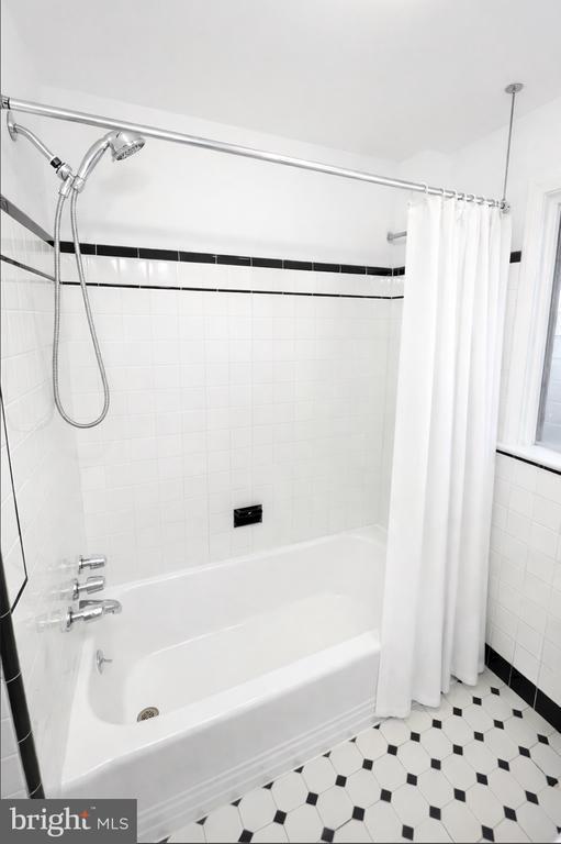 Building Photo - 119 E 11th Ave