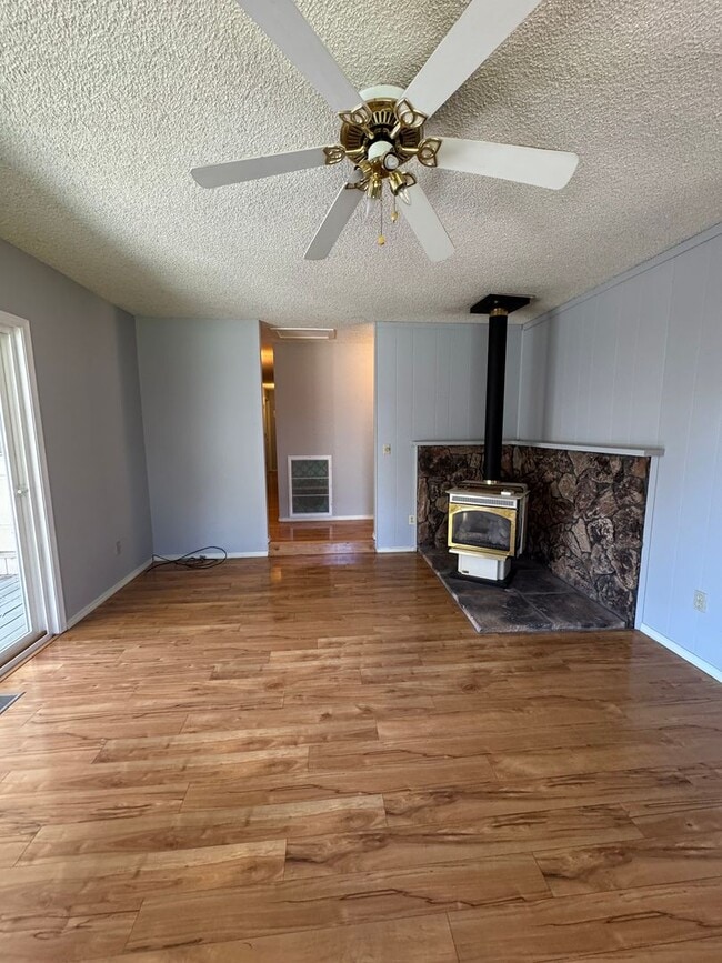 Building Photo - 3 bed 2 bath house with 2 car garage in great area!