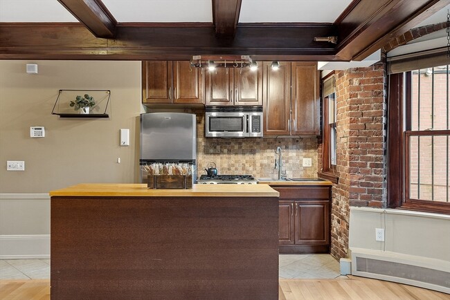 Building Photo - 346 Beacon St